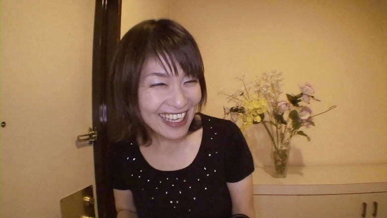 Asiatiques: Jeho žena přijde domů z práce, aby ho potěšila