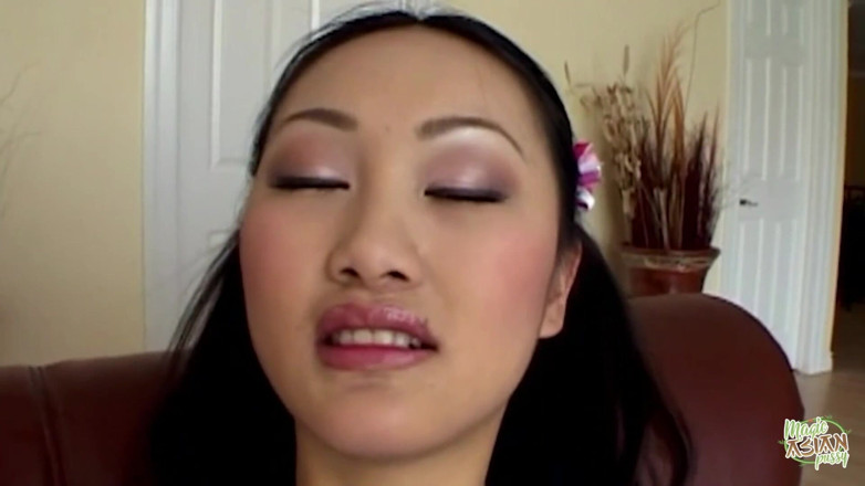 Magic Asian Pussy: Asyalı bir kadın domaltmalı duruşta yoğun anal ilişki içinde yer...