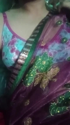 Il travestito indiano gaurisissy si sente eccitato nel sesso con saree rosa