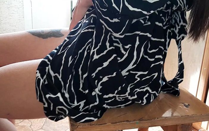 Lesbian-illusion: Patrzę, jak mój sąsiad masturbuje się w kuchni i dołączam...