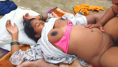 Premi pooja: Adik menanggalkan pakaiannya di hadapan abang, abang menggesel pepek adiknya...