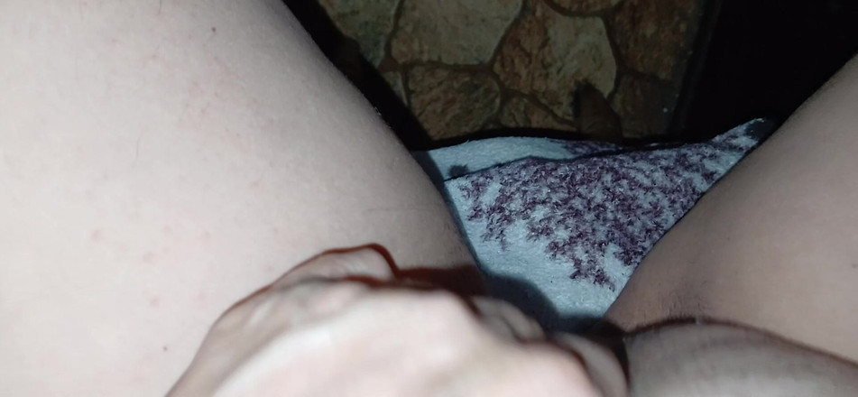 Lesbian-candys: Masturbuję się potajemnie przed kolegami na spotkaniu