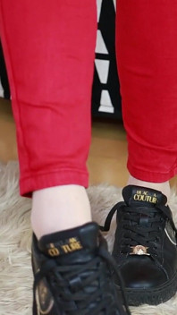 Red Jeans aur Black Sneakers