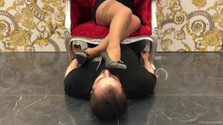 Deep Sole Devotion: Aksamitny Tron Część 1: Lizanie szpilek - Słuchaj stóp Valerii