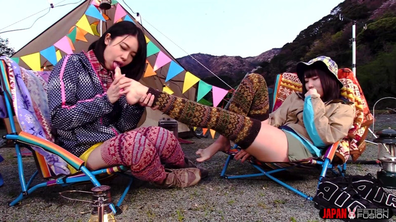 Japan Fetish Fusion: Спітнілі пальці Саку Куросакі на язику Фуки Нагано. Цей смак одержимий тобою. Що ще ти хочеш зараз понюхати?