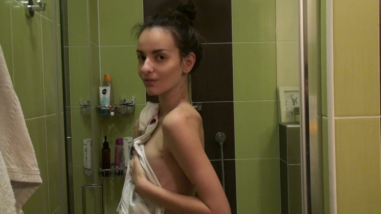 All Those Girlfriends: Flaca Nikola disfruta de una ducha