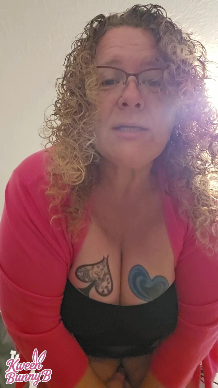 Kween Bunny B: Mme Tammy enseigne les bases de la bouffage de chatte