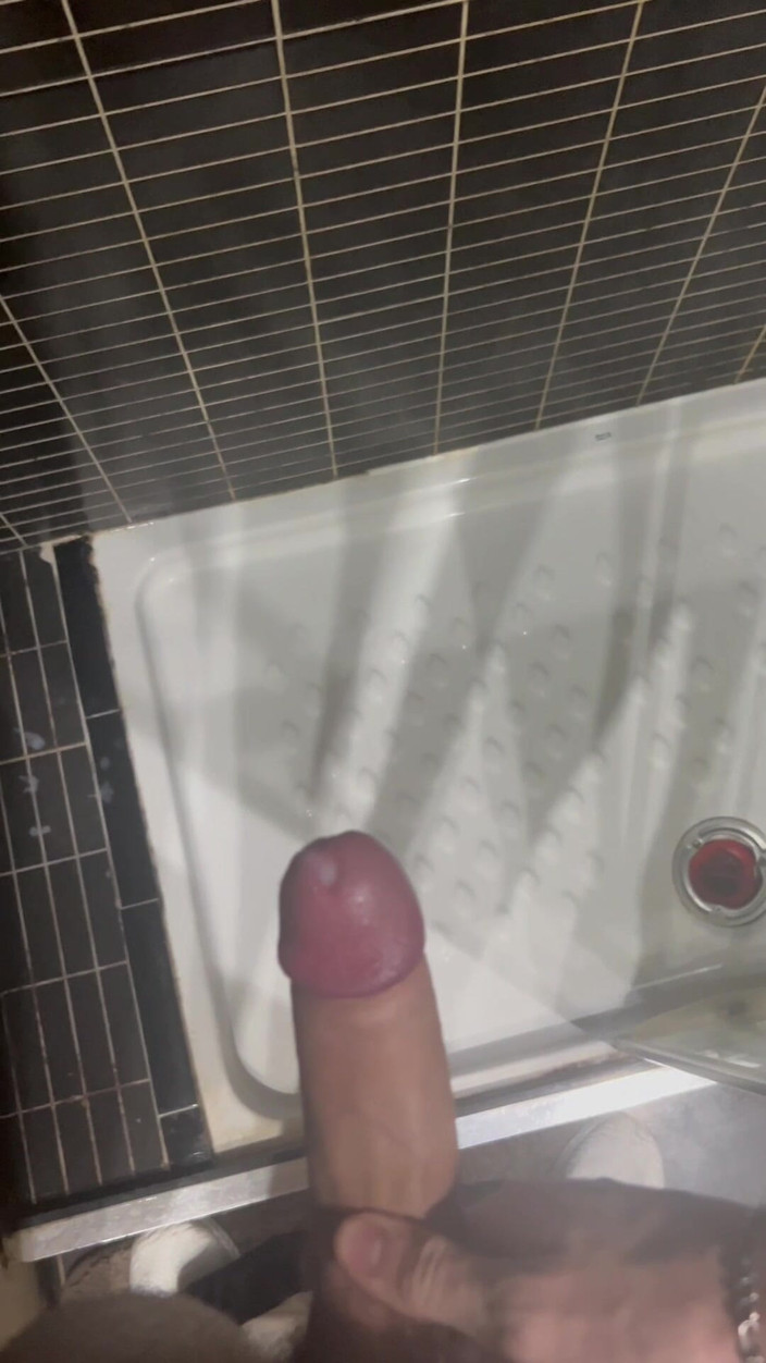 XLNicoo: 내 엉덩이를 가지고 노는 것은 샤워 중 사정으로 끝납니다.