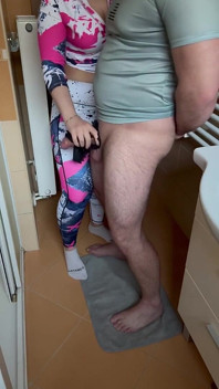 Mi hermanastra me atrapó jugando con sus bragas y me castigó