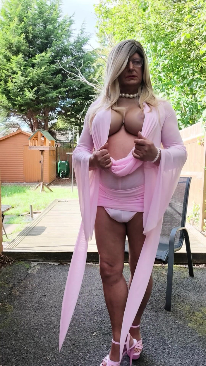Kellycd2022: Sexy Crossdresser Kellycd2022 in My Sexy Pink Outfit and Heels