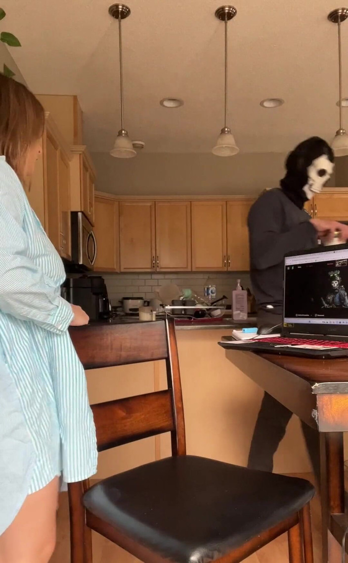 Avril Showers: 今日は-39です!仮面男のファンタジーロールプレイ動画を撮影し、誤って削除してしまいました