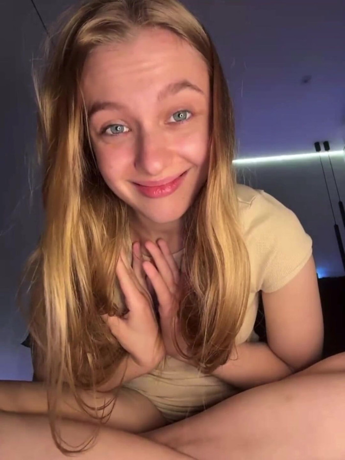 JuiceLussie: セクシーなアマチュアがきついアソコをマスターベーション