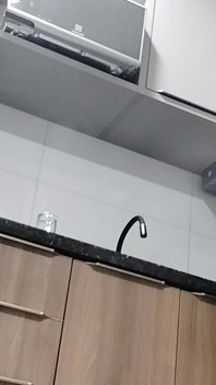 Mama vitregă sexy în bucătărie