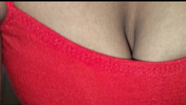 Sexy chinni: インドの主婦 ハードセクシーな胸 赤いブラ