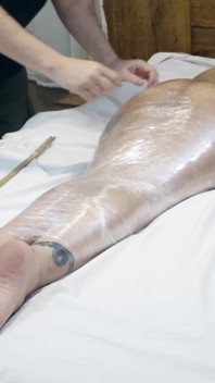 Gabriela trong xác ướp với bọc nhựa, quất roi, bastinado và cù