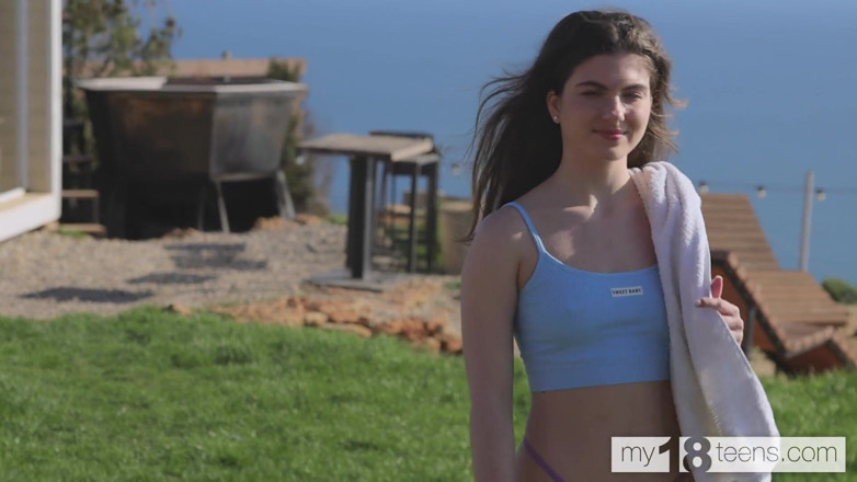 My 18 Teens: My18teens - urocza nastolatka pieprzy swoją cipkę na zewnątrz