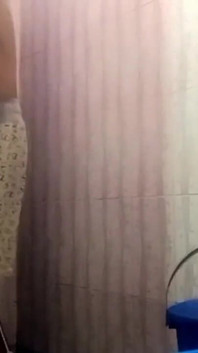 bhaartiy bhaabhi ki uske devar dvara baathroom men chudaee