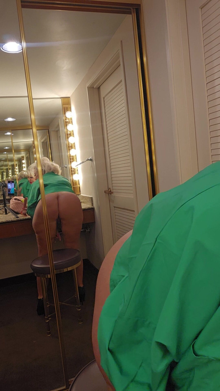 Claudia Marie: Fet bimbo som spelar i mirror