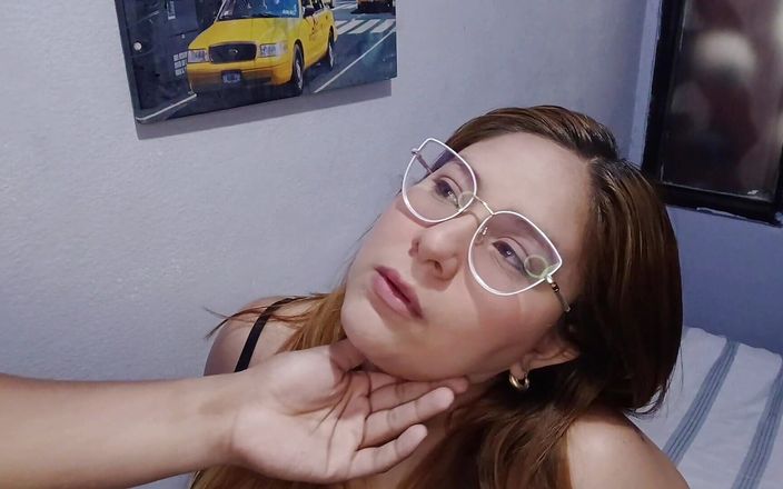 SugarPose: Una ragazza latina tettona succhia un grosso cazzo