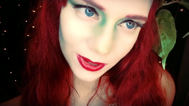 Scarlet Vixen: L’exécutrice Ivy vous empoisonne avec son baiser (Mkv)