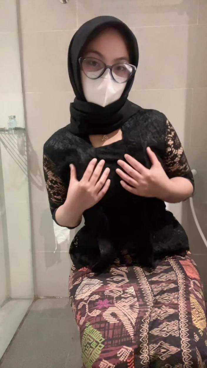 Biancaid: Ragazza sexy con kebaya con hijab che gioca nel water...