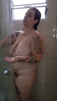 Guardando sexy bbw mentre fa la doccia