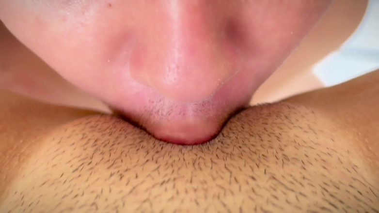 Hannaandnico: Hij beft mijn poesje op het aanrecht