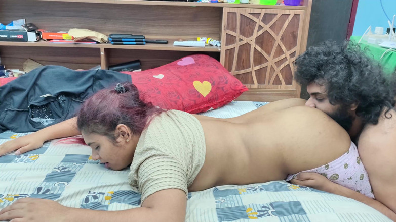 Vaishnavysharunraj: Pennis si strofina il culo della ragazza con il culo...