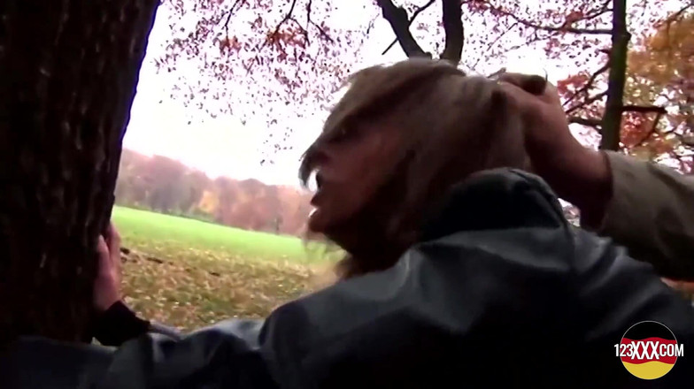 123XXX - Fucked Amateurs in Germany!: Kinky meisje stopt een perverseling en wil neuken