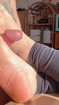Video amatoriale fatto in casa sega con i piedi con belle dita dei piedi