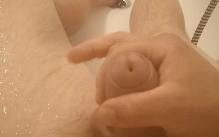 Ronie: Бурная мастурбация в моей ванной