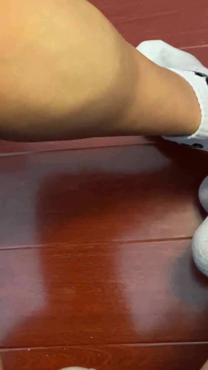 UnderXiaoQiang: Showing off My Leg Muscles