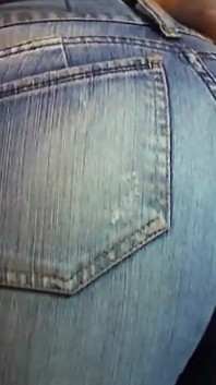 Latina bertetek besar dalam seluar jeans ketat berbogel