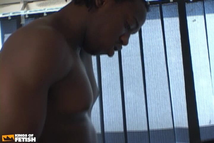 Gay Diaries: Un tip negru tatuat călărește un prieten cu o pulă...