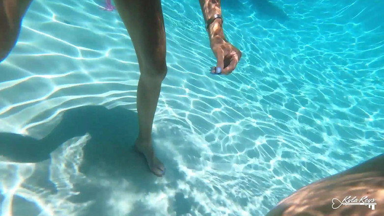 Kyla Keys: पानी के नीचे स्विमिंग पूल तीन लोगों की चुदाई
