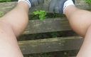 Skittle uk: Groot cumshot op mijn blote benen in het bos