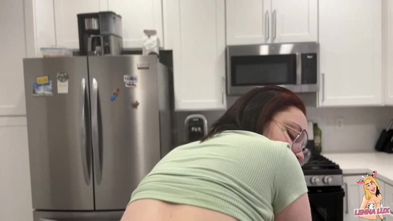 Lenna Lux: La cameriera ti ha sorpreso a guardare