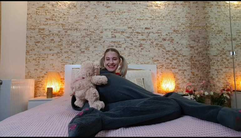 Erotic Tanya: Hermanastra - mientras se tira pedos