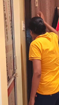 Selepas bertemu dengan teman wanitanya, dia meninggalkan adik tirinya semasa haid dan menjilat pepek lembutnya.