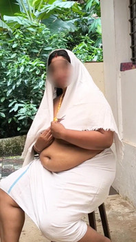 Chica india en topless sexy sesión de fotos, después de disparar foto