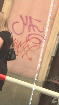 Dwie seksowne pisklęta zostają zatrzasnięte w samochodzie