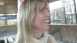 Perverzní amatérská blondýnka Sandra ošukaná do análu