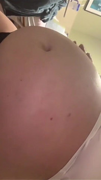 床上休息的坏女孩