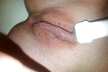 Riley Luvyna: Mencukur memek jembut tebal di kamar mandi