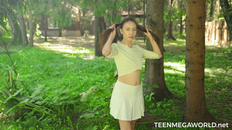 Teen Mega World: Tatlı kız bankta orgazm oluyor
