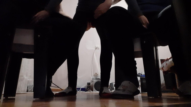 Lesbian-candys: Saat aku lagi asik masturbasi bareng dua pacarku, mereka berdua...