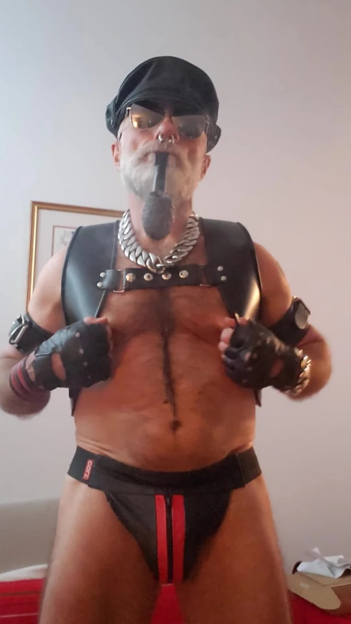 Muscles Cigar FFPig: Cigarr styvfar njuter av pipa med ett nytt par bröstvårtklämmor...
