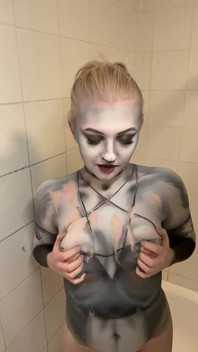 Cosplay Loona Wolf Odstranění barvy na tělo a Hra s kozami