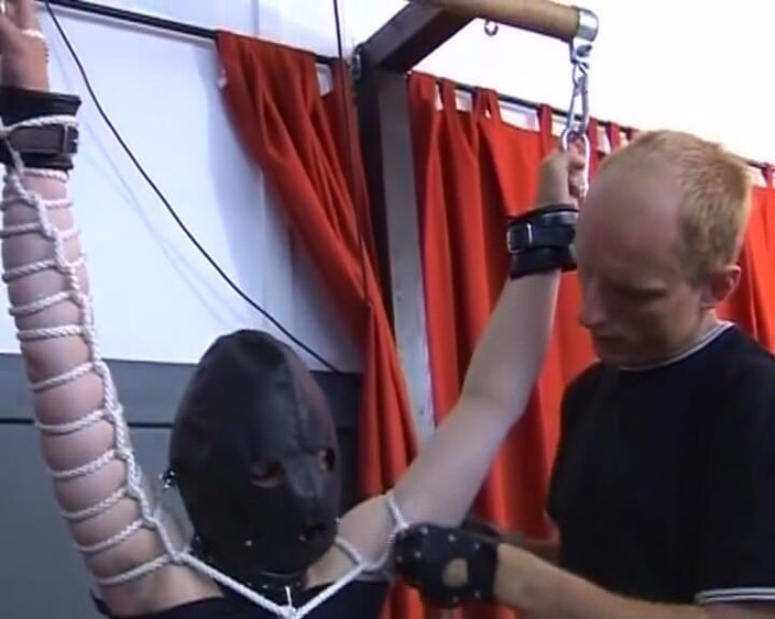 Deutsche Madchen: Підвісна німецька сучка смокче член після бдсм-дії