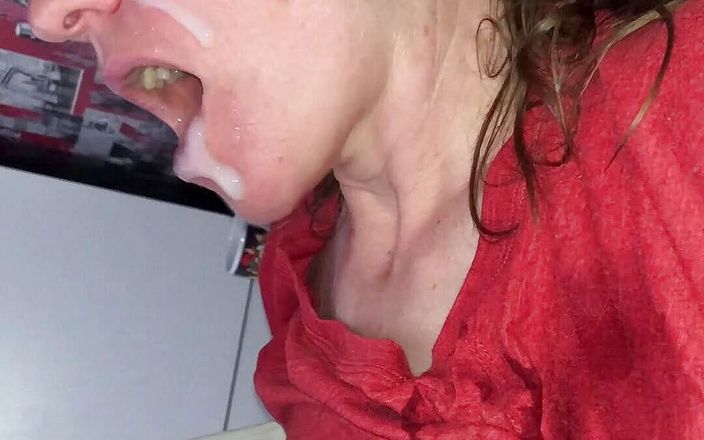Slutwife Claire: Curvă păroasă perversă cu spermă pe față și pizdă